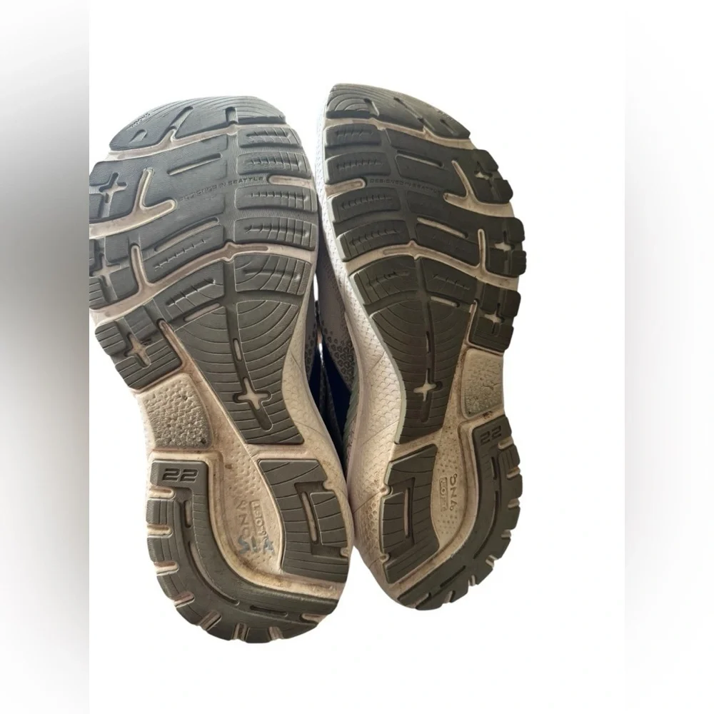 Brooks Light Gray and Blue Athletic Sneakers Size 7.5 Narrow 2A